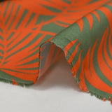 Viscosa estampada hojas tropicales fondo naranja verde