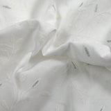 Crêpe georgette floqué paillettes argentées fond blanc