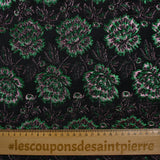 Peonies verdes y peonías rosadas Fondo negro