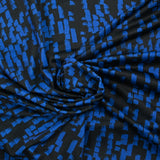 Punto crepe estampado con pintura azul y fondo negro