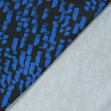 Punto crepe estampado con pintura azul y fondo negro