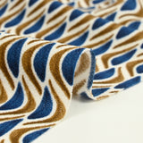 Maille crêpe imprimée vague bleu et marron fond écru