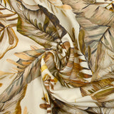 Viscosa natural estampada en hojas marrones y amarillas sobre fondo crudo.