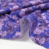 Popeline de coton imprimée silhouette en fleurs lilas fond indigo