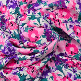 Viscose imprimée fontaine de fleurs rose et violet fond blanc cassé