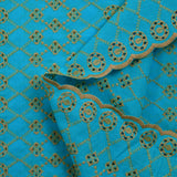 Broderie anglaise festonnée beige Clémence fond bleu azur