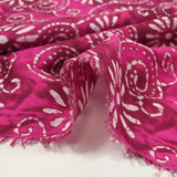 Coton batik imprimé Udaipur fond fuchsia