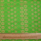 Broderie anglaise festonnée beige Clémence fond vert pomme