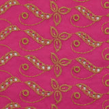 Broderie anglaise festonnée beige Éléonore fond fuchsia