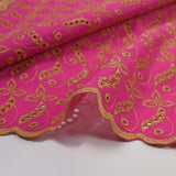 Broderie anglaise festonnée beige Éléonore fond fuchsia