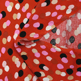 Viscose imprimée confettis noir, rose et beige fond rouge