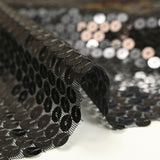Sequins noirs sur tulle