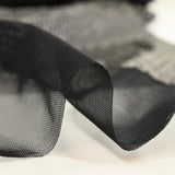 Sequins noirs sur tulle