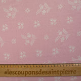 Maille de viscose satinée imprimée fleurs et bijoux fond rose clair