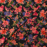 Maille de viscose satinée imprimée champs de fleurs corail fond noir