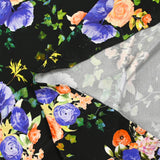 Maille de viscose satinée imprimée fleurs de nuit pêche et bleu fond noir