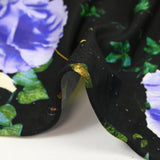 Maille de viscose satinée imprimée fleurs de nuit pêche et bleu fond noir
