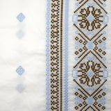 Voile de coton brodé frise marron et ciel fond blanc