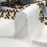 Voile de coton brodé frise marron et ciel fond blanc