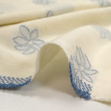 Coton tissé-teint jacquard Flora bleu fond écru