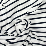 Jersey fino de algodón con rayas azul marino y fondo blanco.
