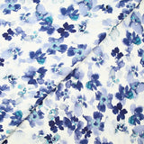 Viscose imprimée fleur bleue aquarelle fond blanc