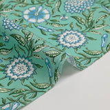 Popeline de coton imprimé digital floral bohème bleu fond vert d'eau