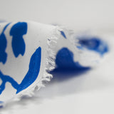 Viscose imprimée fleurs bicolore bleu roi fond blanc