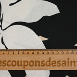 Raso de poliéster estampado fragmento beige y flor crudo fondo negro