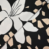 Raso de poliéster estampado fragmento beige y flor crudo fondo negro