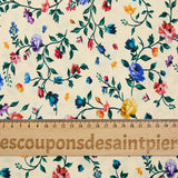 Punto de viscosa estampado con pequeñas flores campestres sobre fondo beige