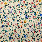Punto de viscosa estampado con pequeñas flores campestres sobre fondo beige