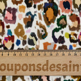 Jersey de terciopelo de manga corta con estampado de leopardo multicolor y fondo blanco
