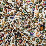 Jersey de terciopelo de manga corta con estampado de leopardo multicolor y fondo blanco