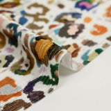 Jersey de terciopelo de manga corta con estampado de leopardo multicolor y fondo blanco