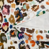 Jersey de terciopelo de manga corta con estampado de leopardo multicolor y fondo blanco