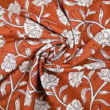 Algodón indio estampado Deepti flores blancas fondo óxido