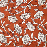 Algodón indio estampado Deepti flores blancas fondo óxido