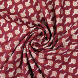 Algodón indio estampado Vamika adornos blancos fondo rojo amaranto