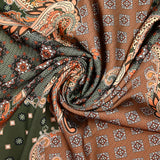 Patchwork de poliéster estampado satinado y cashmere marrón con fondo caqui