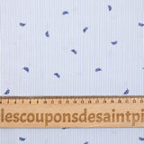 Popelina de algodón estampada con finas rayas azules y hojas azul marino