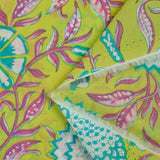 Coton indien imprimé fleurs de porcelaine turquoise fond vert anis