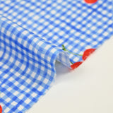 Coton imprimé cerise fond effet vichy bleu