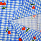 Coton imprimé cerise fond effet vichy bleu