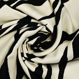 Sarga de viscosa con estampado de cebra negro, fondo marfil