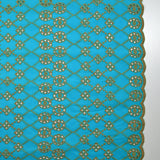Broderie anglaise festonnée beige Clémence fond bleu azur