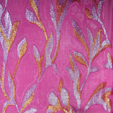 Fucsia Silk Muslin Lys Jacquard Mueve el oro y la plata