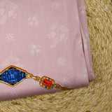 Maille de viscose satinée imprimée fleurs et bijoux fond rose clair