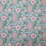 Popelín de algodón estampado digital floral bohemio rosa fondo azul humo