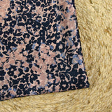 Satin de soie imprimé fleurs à l'encre fond rose poudré